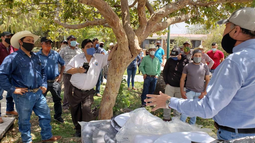 Hector_Alv_Con's tweet photo. El día de hoy les entregamos a nuestros apicultores su equipo de protección y una colmena más para que crezcan su apiario, todo fabricado aquí en #Zapotlanejo por nuestro gran amigo Juan Arana y su familia. https://t.co/cLF96SOVpv