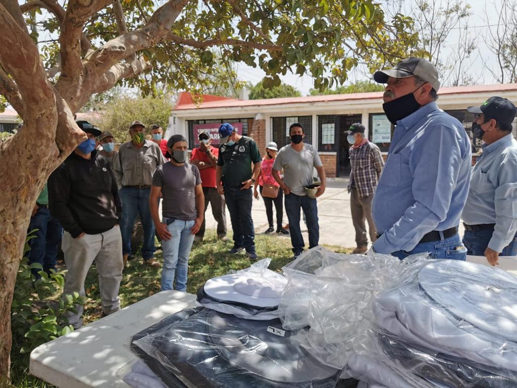 Hector_Alv_Con's tweet photo. El día de hoy les entregamos a nuestros apicultores su equipo de protección y una colmena más para que crezcan su apiario, todo fabricado aquí en #Zapotlanejo por nuestro gran amigo Juan Arana y su familia. https://t.co/cLF96SOVpv