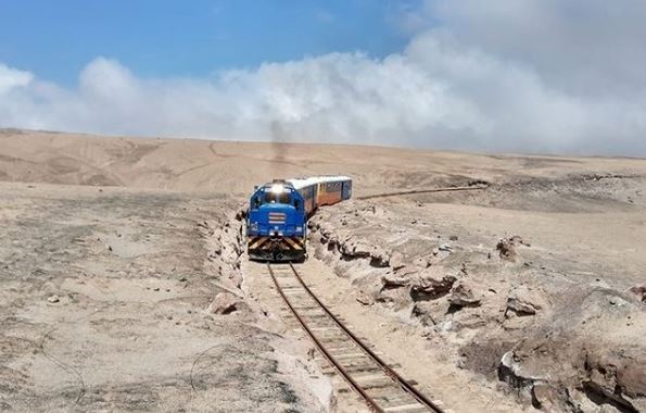 EFEArica_LaPaz's tweet photo. Seguimos atentos a la situación sanitaria para regresar con nuestro tren turístico Arica-Poconchile, ¡lo antes posible! ¿Qué recuerdos tienes del viaje? #FCALP https://t.co/BvdO0yAXKd