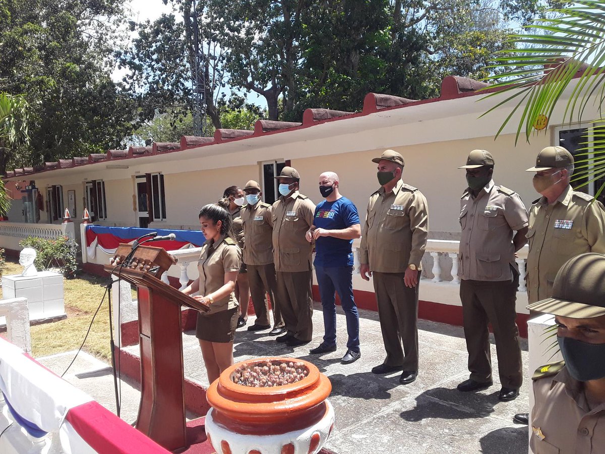 DiosvanyAAb's tweet photo. Profundo orgullo hoy cuando entregamos la Bandera de Honor de la @UJCdeCuba
y el carné a nuevos militantes en la Unidad de Comunicaciones de las FAR, División de Tanques¨Gloria Combativa Rescate de Sanguily ,Órden Antonio Maceo¨ jóvenes de su tiempo #TuEresElPresente @DiazCanelB https://t.co/fwnUfXqBXq