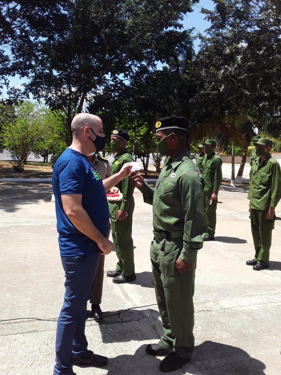 DiosvanyAAb's tweet photo. Profundo orgullo hoy cuando entregamos la Bandera de Honor de la @UJCdeCuba
y el carné a nuevos militantes en la Unidad de Comunicaciones de las FAR, División de Tanques¨Gloria Combativa Rescate de Sanguily ,Órden Antonio Maceo¨ jóvenes de su tiempo #TuEresElPresente @DiazCanelB https://t.co/fwnUfXqBXq