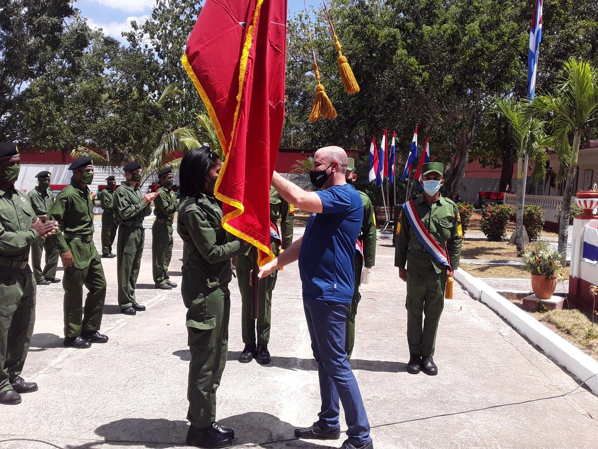 DiosvanyAAb's tweet photo. Profundo orgullo hoy cuando entregamos la Bandera de Honor de la @UJCdeCuba
y el carné a nuevos militantes en la Unidad de Comunicaciones de las FAR, División de Tanques¨Gloria Combativa Rescate de Sanguily ,Órden Antonio Maceo¨ jóvenes de su tiempo #TuEresElPresente @DiazCanelB https://t.co/fwnUfXqBXq