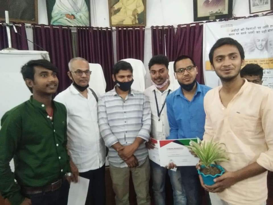 jayantjigyasu's tweet photo. प्रयोग पथभ्रष्ट हो चुके शिष्यो के इस अश्लील हरकत के लिए तो नही किया था! 
NMF देश के निर्माताओ को जिस शिद्दत से याद करता है, अनूठा है. सौरभदा, रमेश, कार्तिकेय समेत उनके सभी साथियो को साधुवाद!

इन्हीं ज़र्रों से होंगे कल नये कुछ कारवां पैदा
जो ज़र्रे आज उड़ते हैं गुबारे-कारवां होकर https://t.co/fc0CD3vSoj