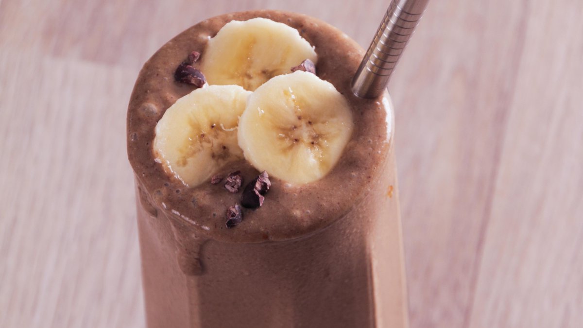 AdeleDR's tweet photo. Sometimes you just need something healthy yet still delicious!  This Chocolate Banana Maca smoothie hits the spot!   https://t.co/rlokSlF278 #smoothie https://t.co/ECyHEZHZaU