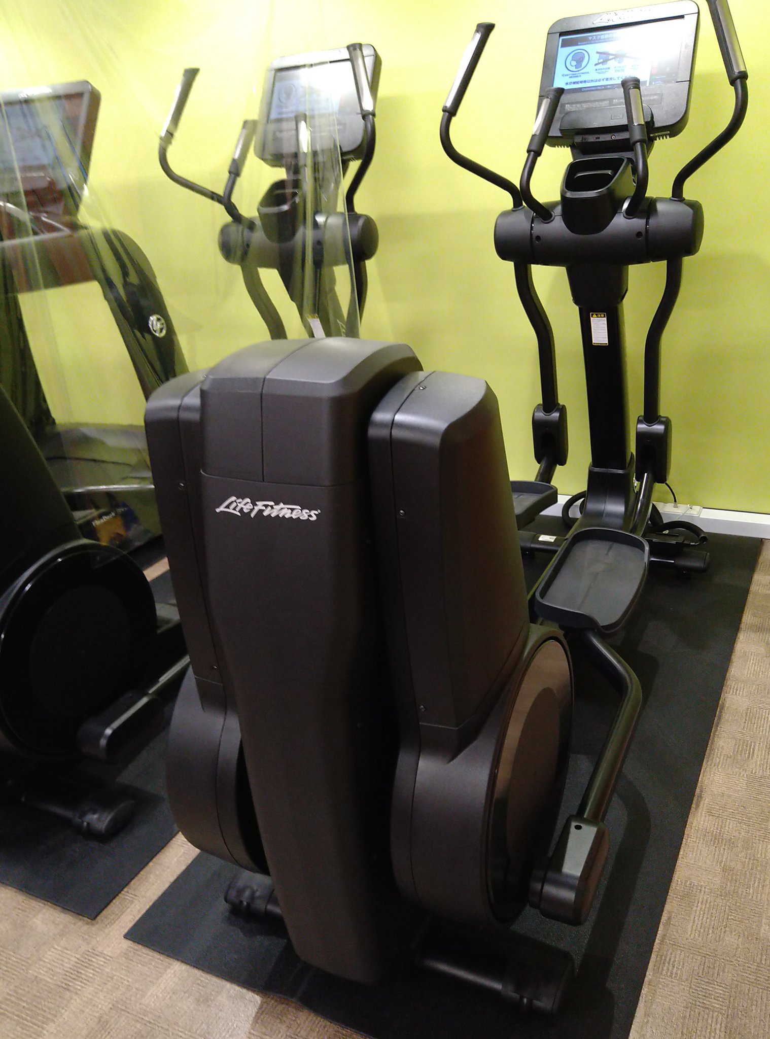 いさ 言わずと知れた最強の有酸素運動マシン クロストレーナー ガチで脂肪が削れるヤーツ W 立ち漕ぎの全身運動 上半身も駆使しエアロバイクより効率が良い 膝が離れず腰も曲がらず ダメージが少ない グリップの心拍計でペースを目視