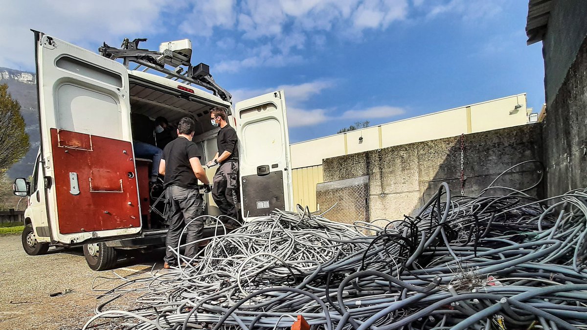 CHRIST0PHE_BRUN's tweet photo. Dans une volonté d'amélioration continue, de gain d'énergie, tout en pensant à l'environnement, @orange met à l'arrêt des équipements devenus obsolètes et lance des opérations de démontage générant des déchets, triés et valorisés par nos techniciens.
#RSE #UPRSE @OrangeAuRA https://t.co/pc7hsGkRaq