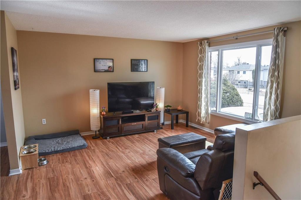 BugMeAnytime's tweet image. 7 Craig Place is my NEW LISTING 😍 Lovely 4 bedroom Hi Ranch home located in a quiet cul de sac in Petawawa.🏘️ This home boasts a spacious kitchen with open concept dining area and bright living room.☀️ Contact me today for a showing! 📲 613-639-8045