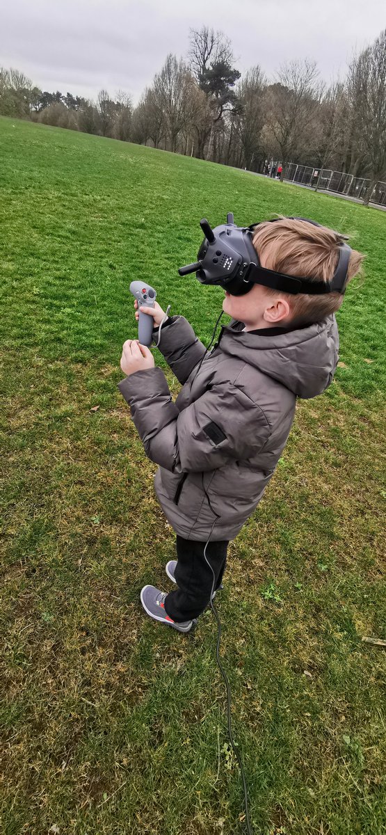 REDKN1GHT19's tweet image. My 10 year old son is a better pilot than you ๐ @DJIGlobal #DJIfpv #motioncontroller