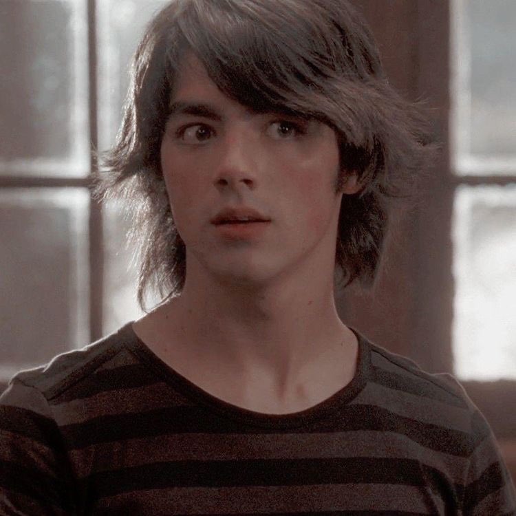 katie_court02's tweet photo. When watching camp rock I always laugh at the scene when Shane is in the kitchen, Mitchie teaching him manners😂😂
#shanegray #mitchietorress #joejonas #DemiLovato #camprock https://t.co/UXPPrucMzb