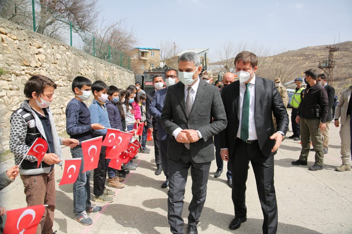 Valimiz Sayın Mehmet Ali Özkan Darıkent köyümüzde bulunan okulumuzu ve Şehit Öğretmenler Anıtı'nı ziyaret etti. Öğrencilerimizi hediyeleriyle mutlu eden Valimize çok teşekkür ederiz.

<a href="/tcmeb/">Millî Eğitim Bakanlığı</a> <a href="/ziyaselcuk/">Ziya Selçuk</a> <a href="/TunceliValiligi/">T.C.Tunceli Valiliği</a> <a href="/Tunceli_MEM/">Tunceli İl Millî Eğitim Müdürlüğü</a> <a href="/gurselekmekci/">Gürsel EKMEKCİ</a> @FerdiKABAN35