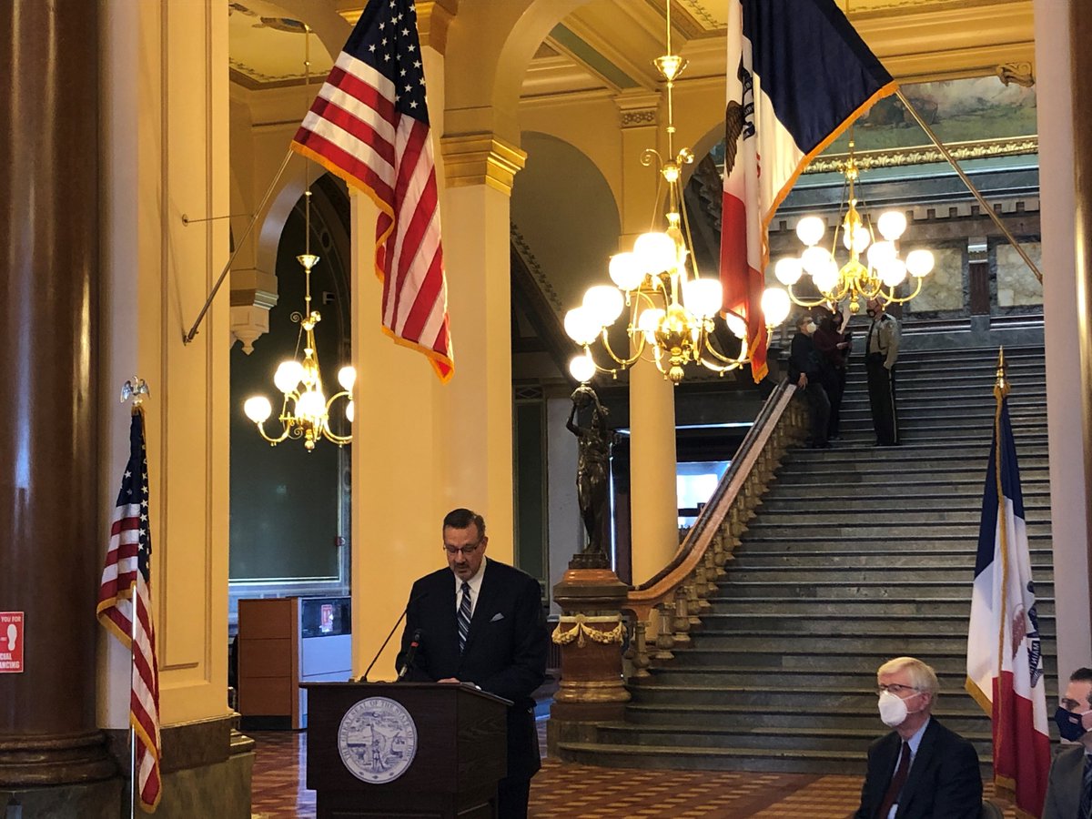 iowa_corn's tweet photo. Today, Iowa Corn CEO Craig Floss &amp; ICGA Pres. Carl Jardon thank IA  Attorney Gen Tom Miller for  bringing together a large group of states to file an amicus brief to support the RFS.  10th Circuit got it right, keep the RFS on track for market certainty for corn farmers. https://t.co/Orlr5ZdZne