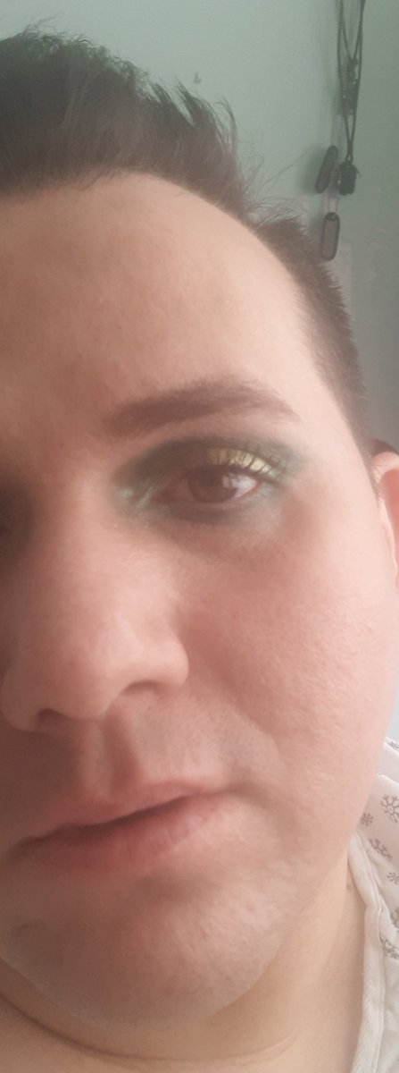 StevenM02723735's tweet photo. Only @JeffreeStar cosmetics,  from concealer,  setting powder,  eyes (BLOOD MONEY), Ceek (Extreme Frost  STRIPPER MAGIC), and the gloss. What can I do to make it better... I can't its Jeffree. https://t.co/pI7e3sMMlI