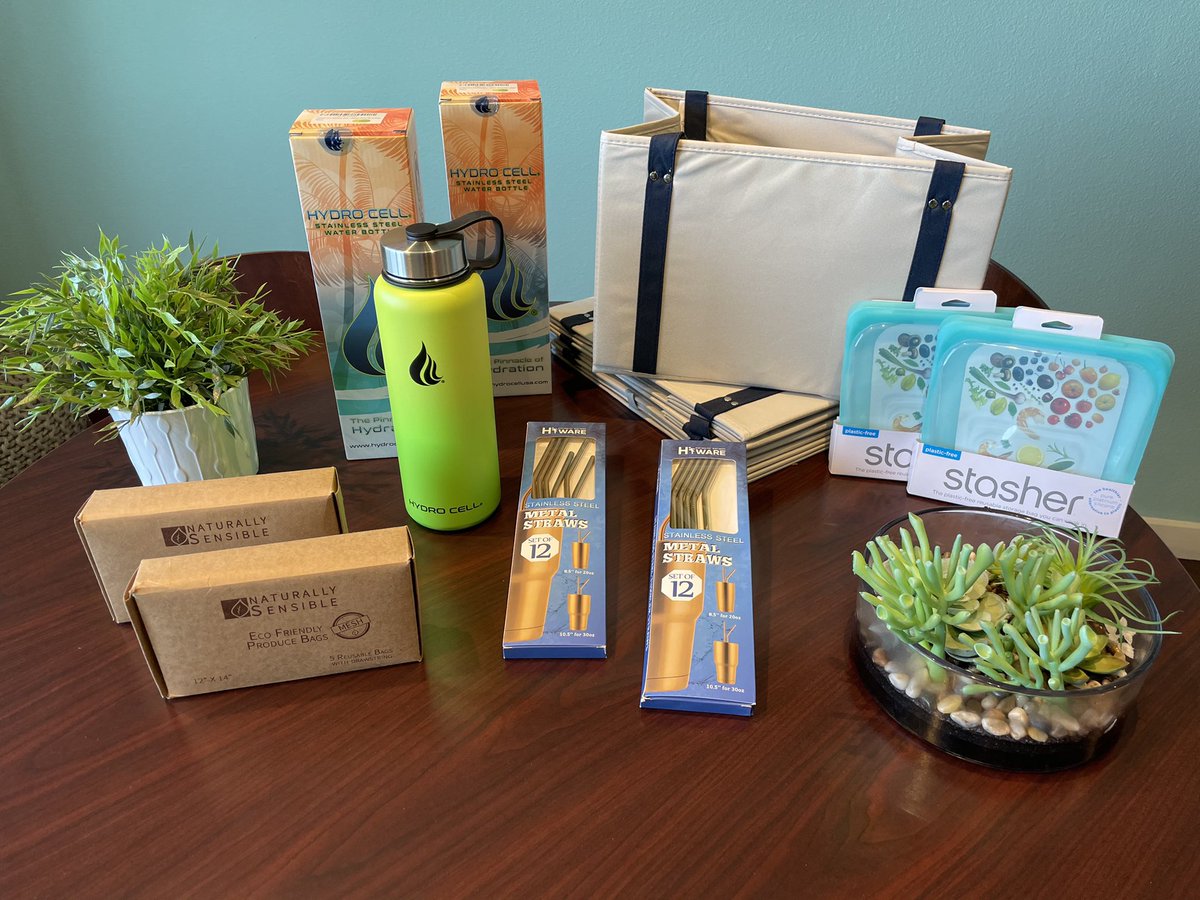 💚GREEN💚 giveaway! 

Want to win this bundle of awesome products? 

💚 head over to our Instagram to join the contest! 

 #atx #UT23 #UT24 #gogreen #lifeonguad #gonetotexas #hookem #austin #studentliving #westcampus