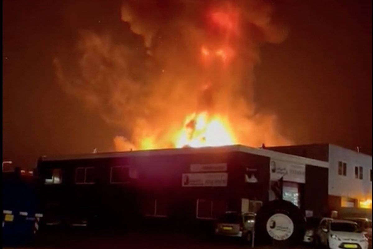 Zeer grote brand in Volendam, vlammen te zien vanuit Purmerend (video's)..
