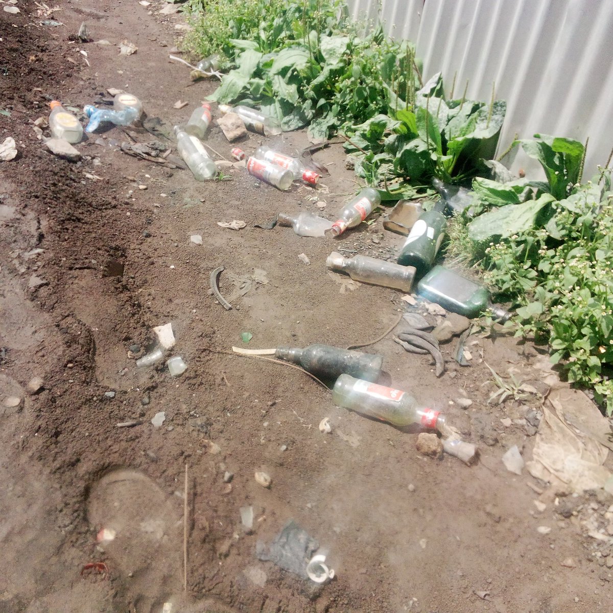 didi_stanley's tweet photo. The biggest problem I the world is not plastic but we people who pollute the environment without shame #ManKillsHimSelf @CLEANUPKENYADAY @WorldCleanupUK @KyotoRebellion @ExtinctionR @NemaKenya @RadioCitizenFM @KTNNewsKE @bbcmediaaction @mamaafricana @ntv https://t.co/tUrWw3aVzp
