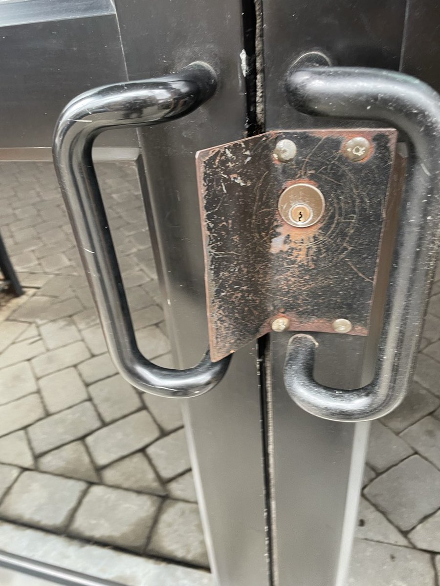 BigHeads's tweet photo. Here's a photo of what they did to our door lock. Basically pried it right open. https://t.co/0zVsEmbCJJ