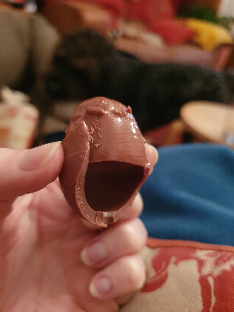 KatieAngliss's tweet photo. Sad to see that my @Lindt @LindtUK egg was only half full😥

#lindtchocolate #EasterEgg #feelcheated https://t.co/kwyZsLATej