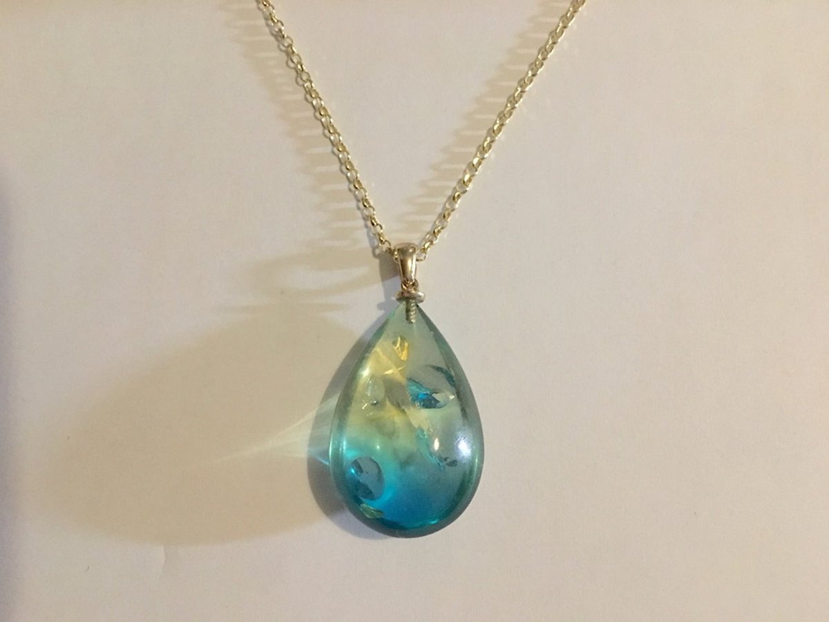 pinkyandrexa's tweet photo. Rare !! Blue Baltic Amber Pendant on 18 inch 9ct #Gold Chain https://t.co/2V3cVoBANP Nylissa on @Etsy #HandmadeHour #amber #BlueAmber free p&p in UK https://t.co/9VIZFc8kZM