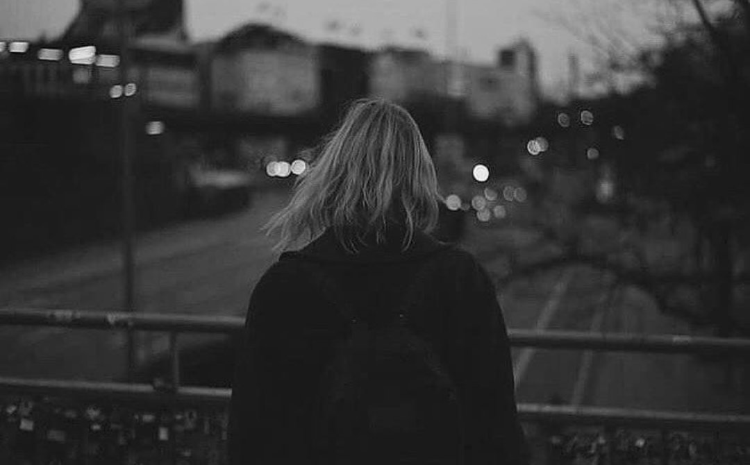 İçimden şehirler geçiyor.
Sen her durakta duruyor, inmiyorsun...🖤

O.A.