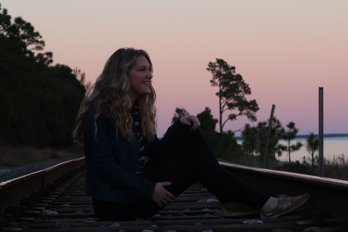 MB_PassionPhoto's tweet photo. This is one of my favorite photo shoots by far. She is so gorgeous and the scenery was so beautiful 😍
•
•
•
•
#scenery #baybluffs #sunset #photographer #photography #portraitphotography #beautiful #photo #photoshoot https://t.co/9s88DNbuVy