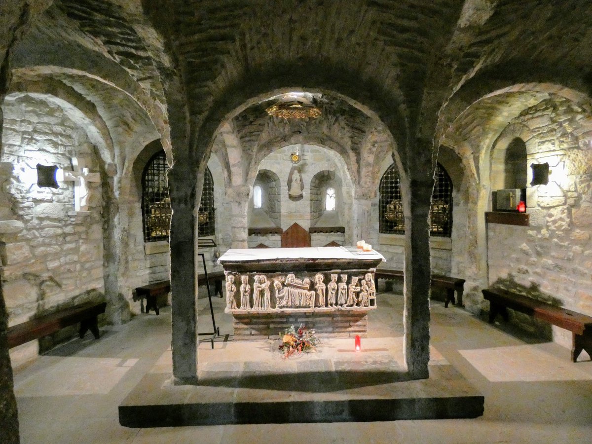 Ixaraixons's tweet photo. Roda d'Isábena: Yerem viyendo el claustro i charrabe con la guía en chistavín i ella en ribagorzano. Una muller i su filla feban orella i nos han preguntau qué'n parlabem (ragonar, astí). Les n'ha feto goi. 

I en zagueras la guía muit amablement s'ha despediu: ¡Ya'n tornaretz! https://t.co/MKl9eSz4TZ