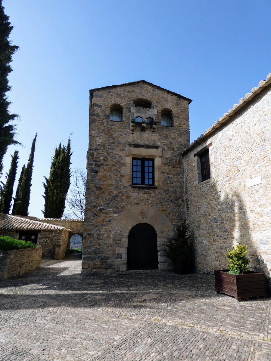 Ixaraixons's tweet photo. Roda d'Isábena: Yerem viyendo el claustro i charrabe con la guía en chistavín i ella en ribagorzano. Una muller i su filla feban orella i nos han preguntau qué'n parlabem (ragonar, astí). Les n'ha feto goi. 

I en zagueras la guía muit amablement s'ha despediu: ¡Ya'n tornaretz! https://t.co/MKl9eSz4TZ