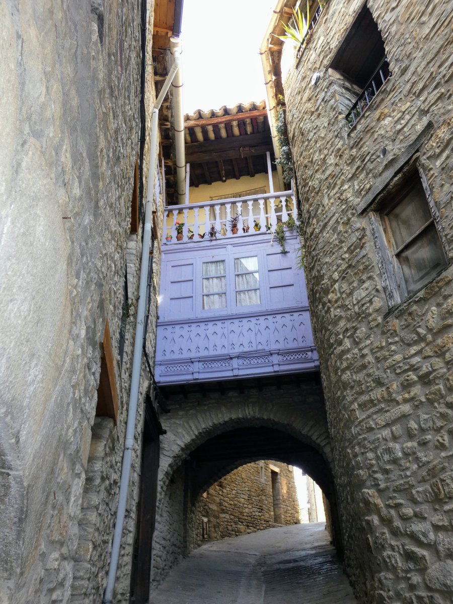 Ixaraixons's tweet photo. Roda d'Isábena: Yerem viyendo el claustro i charrabe con la guía en chistavín i ella en ribagorzano. Una muller i su filla feban orella i nos han preguntau qué'n parlabem (ragonar, astí). Les n'ha feto goi. 

I en zagueras la guía muit amablement s'ha despediu: ¡Ya'n tornaretz! https://t.co/MKl9eSz4TZ