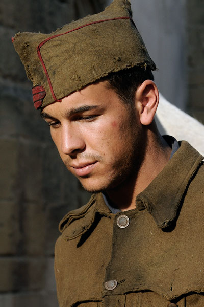 📺 Esta noche a las 23:40 en <a href="/La1_tve/">La 1</a> emiten #LaMula.
<a href="/mario_casas_/">Mario Casas</a> interpreta a Juan Castro un joven de Jaén que combate en el bando nacional, encuentra una mula perdida en medio del campo de batalla y decide esconderla para llevársela a casa al final de la guerra. #Valentina 🐴