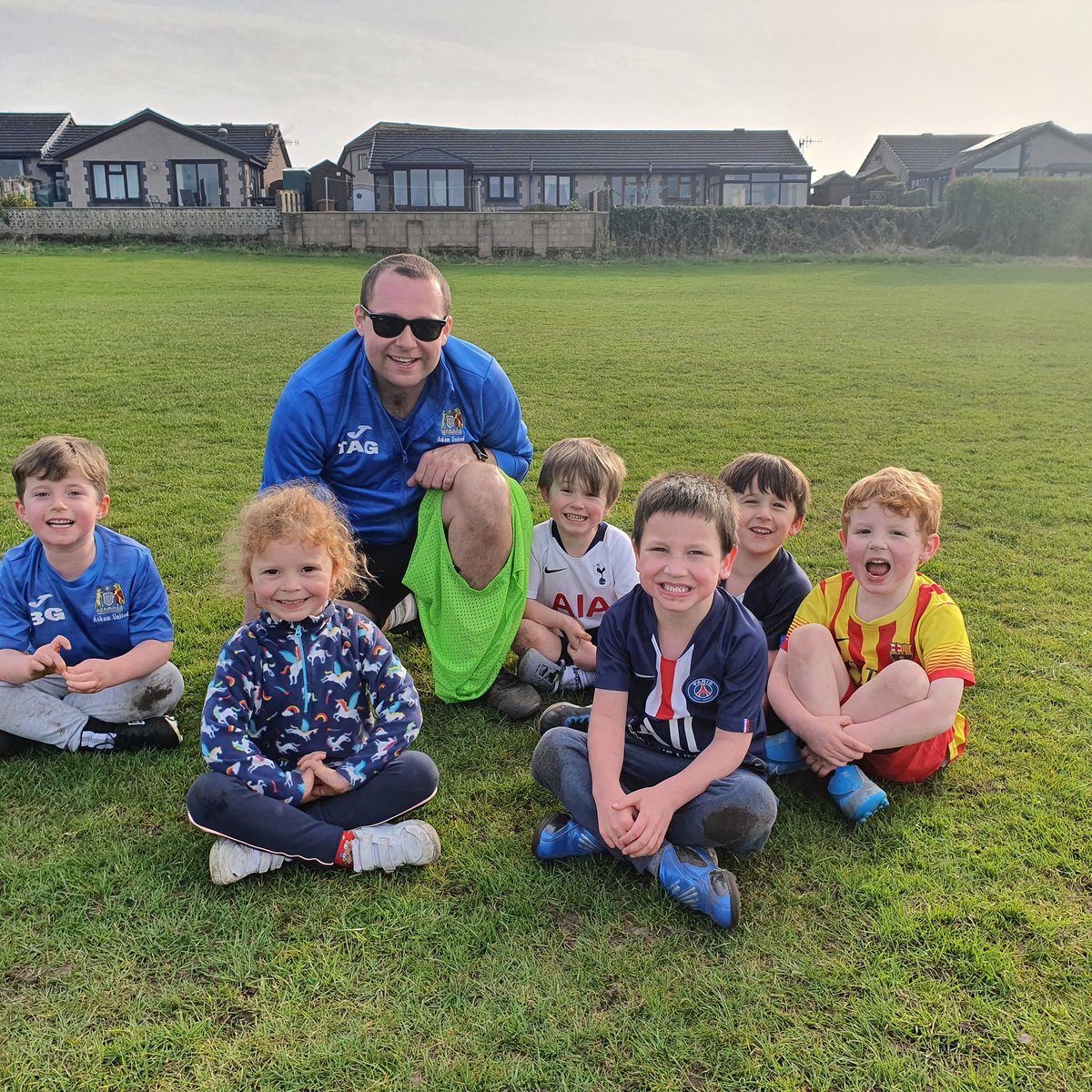 AskamUnitedJFC's tweet photo. Introducing our new u5s.

Great 1st session delivered by Tagger.
All players are ex mini kickers &amp; had lots of fun.

⚽️🔵⚫⚽️ https://t.co/KX4pUxYgPk