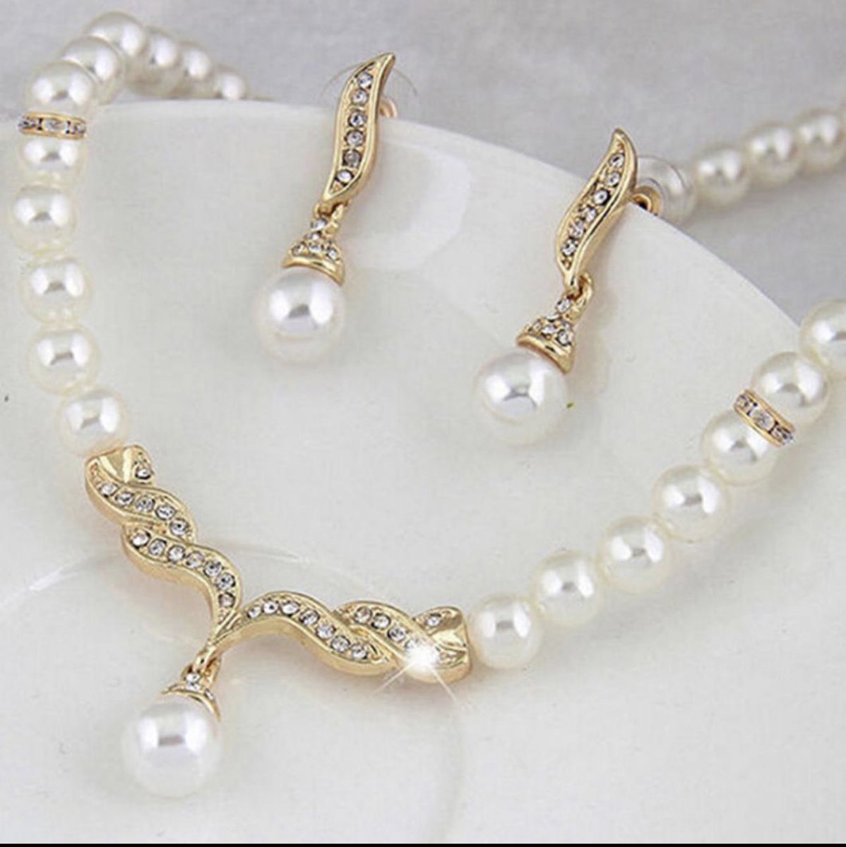 AstroConcours's tweet photo. 🎁 #CONCOURS 🎁
Tentez de gagner ce magnifique ensemble collier et boucle d’oreille en perle et strass 😘🥳🎉🎊

Pour participer :

👉 Follow
👉 Rt et Fav
👉 Tag 2 amis 
👉 Choisis une Lettre de l'alphabet en commentaire 

Tas le 10/04/2021 https://t.co/wea3anYJlb