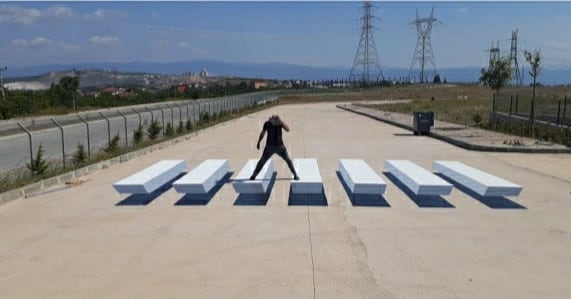 Veyselalgur_'s tweet photo. Rosida Sanat ekibi olarak trafikte en çok ihtiyaç duyulan 3D yayageçitlerini ,başta okul giriş-çıkışları olmak üzere araç trafiğinin yoğunlukta olduğu tüm yollara çizilmesinin sürücüler üzerinde kapsamlı bir farkındalığa yol açacağına inanmaktayız https://t.co/KT1ojEYFTt