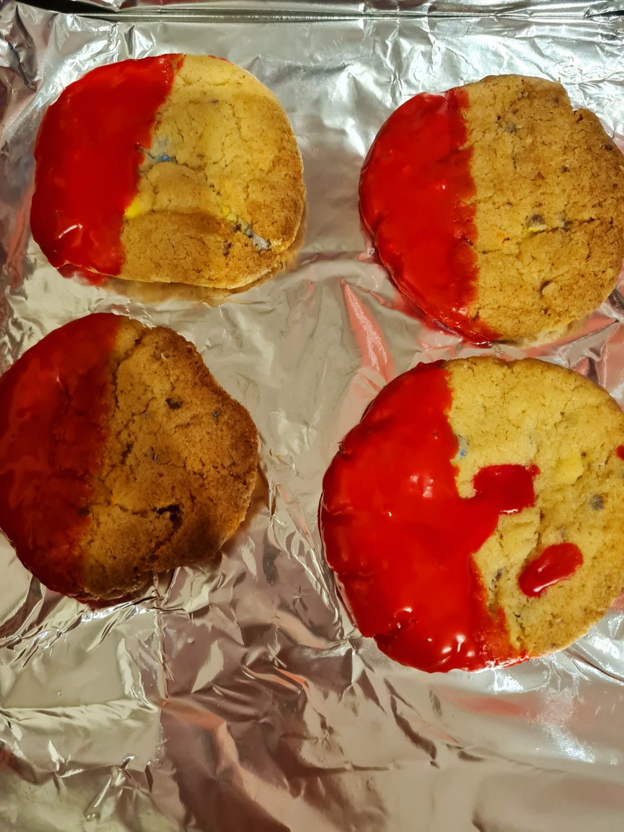 Hannah_barber's tweet photo. 'Blood soaked' cookies and red velvet cupcakes ready for the last day of teaching for #pphmonth at #southendmaternity... no better way to get the #midwives involved than supplying them with food 😅
@MSEHospitals  #thursdayteaching #improvingwomenscare #labourcare https://t.co/0l9lIfwD6k