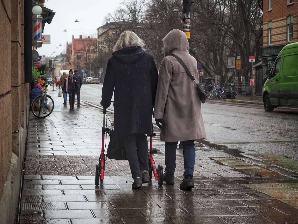 MatsEk's tweet photo. Vissa funktionsbegränsningar är lättare att förstå och acceptera än andra. Det är tydligt att det behövs stöd och hjälpmedel.
#rullator #promenad #streetphotography #Stockholm #duggregn #psykiatern https://t.co/PIK0PvZmjb https://t.co/MxXcHPj1N3