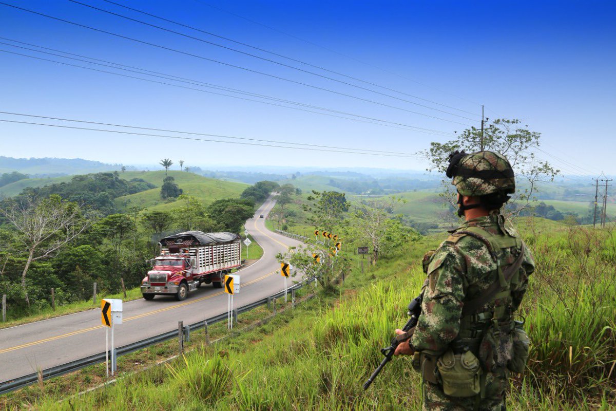 CCON3_FFMM's tweet photo. #ViajeSeguro durante esta #SemanaSanta nuestros hombres y mujeres de las @FuerzasMilCol  trabajamos por garantizar la seguridad de los colombianos por aire, tierra y ríos en el Suroriente del país. #CCON3 #LaVictoriaEsDeTodos https://t.co/MFJ7QyaEFD