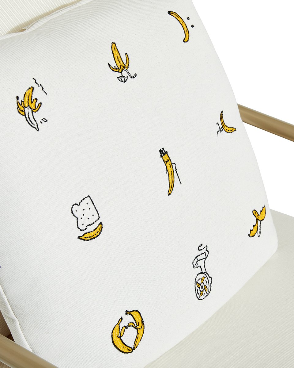 StoriModern's tweet photo. Go ape for this banana-themed pillow made from 100% solution-dyed acrylic @Sunbrella fabric. It’s really soft, resistant to sun, heat, fading, stains, moisture and most monkeys. 🐵🍌 https://t.co/Xak6f1Ax6a https://t.co/kPpUyPeoNJ
