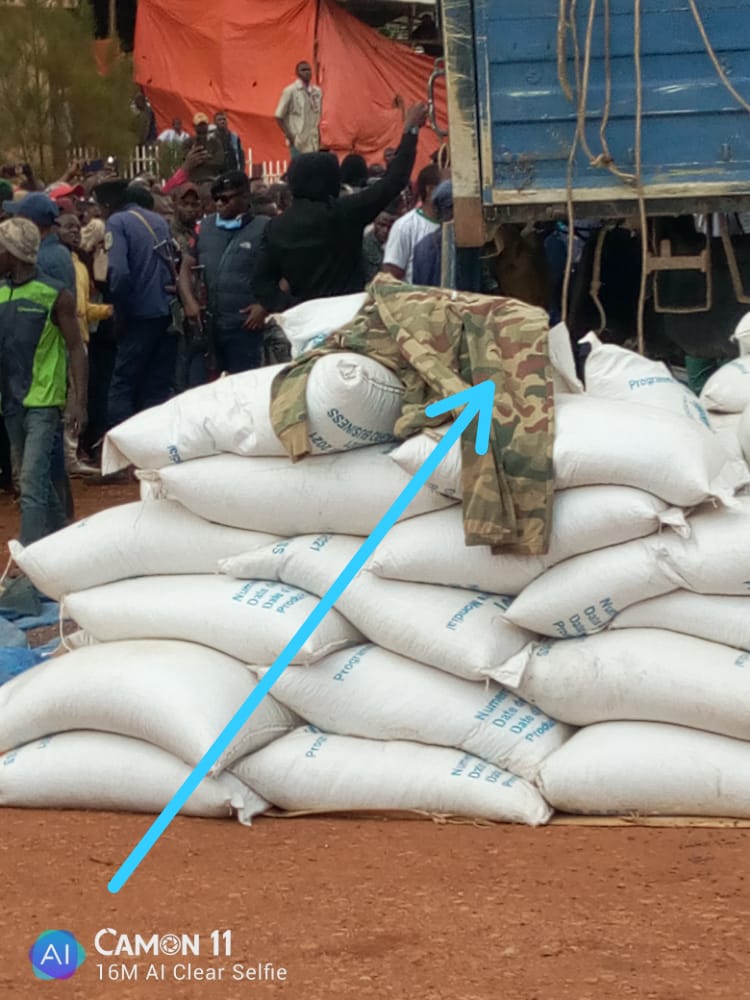 umbosal2's tweet photo. Si la population de#butembo a fouillé un véhicule avec à son des produits estampillés #PAM déjà arrêté à l'Etat Major, à côté de la mairie, sans mandat du procureur, devant #PNC, pas de surprise si demain on voit cette population fouillee le bureau du Maire... #LePeupled'Abord https://t.co/MAF0pycDdM