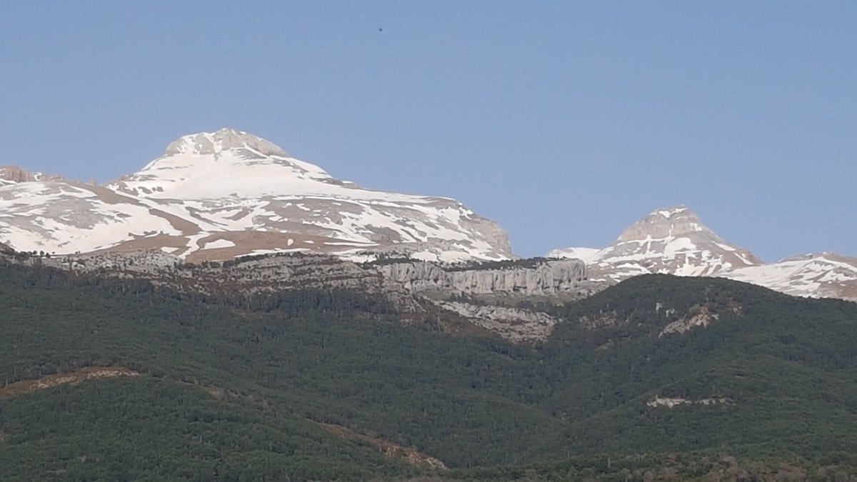 WillyLozano's tweet photo. Por fín!!! Tras 7 meses eternos vuelvo a disfrutar del paisaje #Collarada #Colladareta #LaEspata y paisanaje de #Villanúa #Pirineo #Huesca #Aragón. 😍 https://t.co/9CQiw39k8d