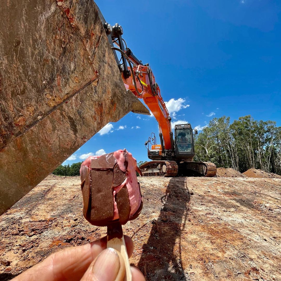 Outletminero's tweet photo. Con este calor que esta haciendo🌞, nos podemos tomar un descanso para disfrutar de un helado 🍦
A lado de nuestra fiel compañera👷♂️, y sobre todo si la acomodamos para que nos de sombra 😅
📸IG: eddiemarshallexcavations
#MaquinasPesadas #MachineTools #HavyMachine https://t.co/utDDbSsBVJ