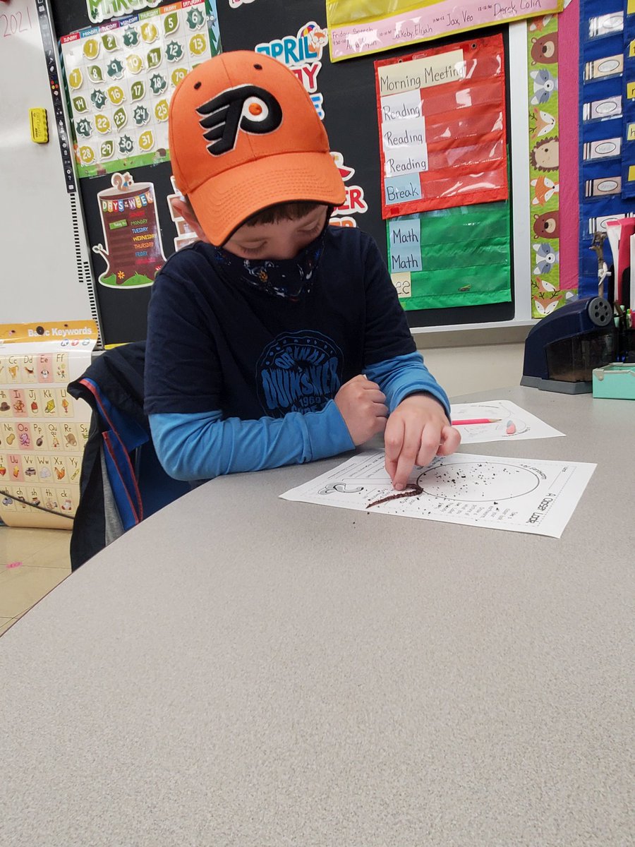 mulitgradesharp's tweet photo. All about the worms in science today! #SharpColls #Collsedu https://t.co/7cth9Ke4jW