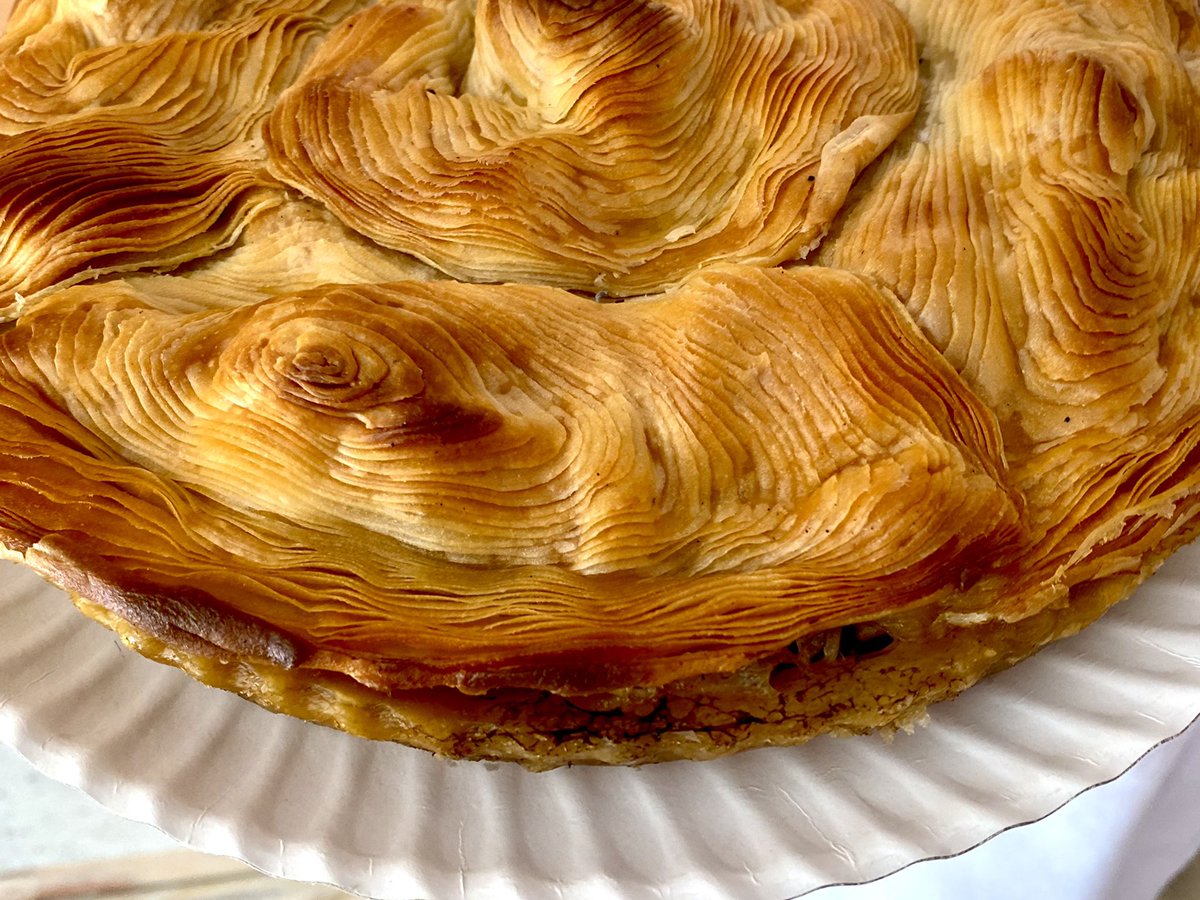 Los suculentos pasteles de carne murcianos. Uno de los hitos de la cocina tradicional española. Receta superviviente de la comida callejera del Siglo de Oro. El hojaldre en espiral una reliquia artesana <a href="/ElViajero_Pais/">El Viajero</a> elpais.com/elpais/2021/03…