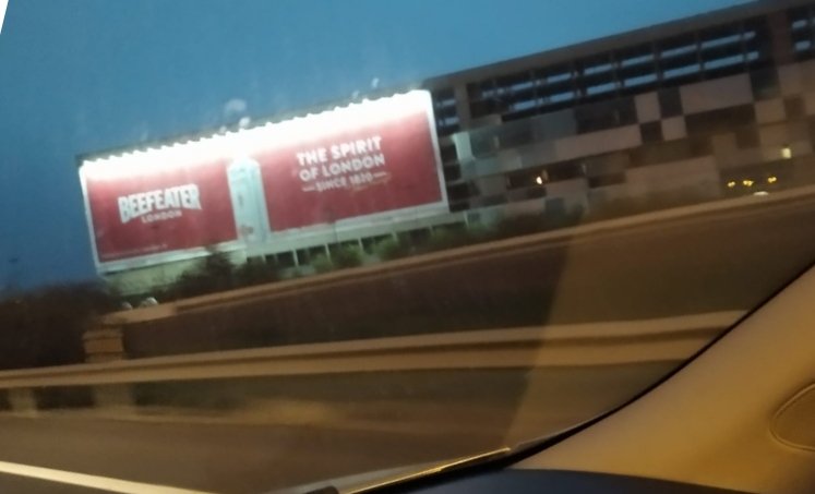 selectosCCF's tweet image. La lona publicitaria de la preferencia de El Arcángel con la iluminación nocturna