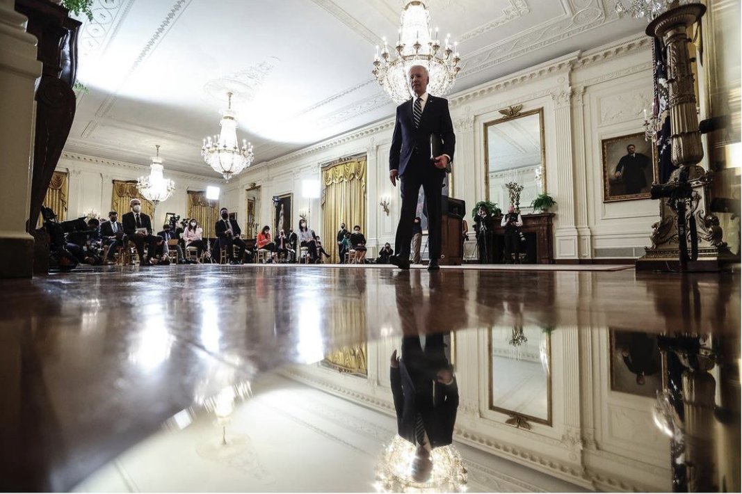 7/ Perhaps the most powerful and certainly most artful shot of Biden’s first presser involved him exiting the room. Using the floor as a mirror, it equates Biden’s success so far with “walking on water.” This shot by <a href="/oliverzero/">Oliver Contreras</a>. #BidenOptics