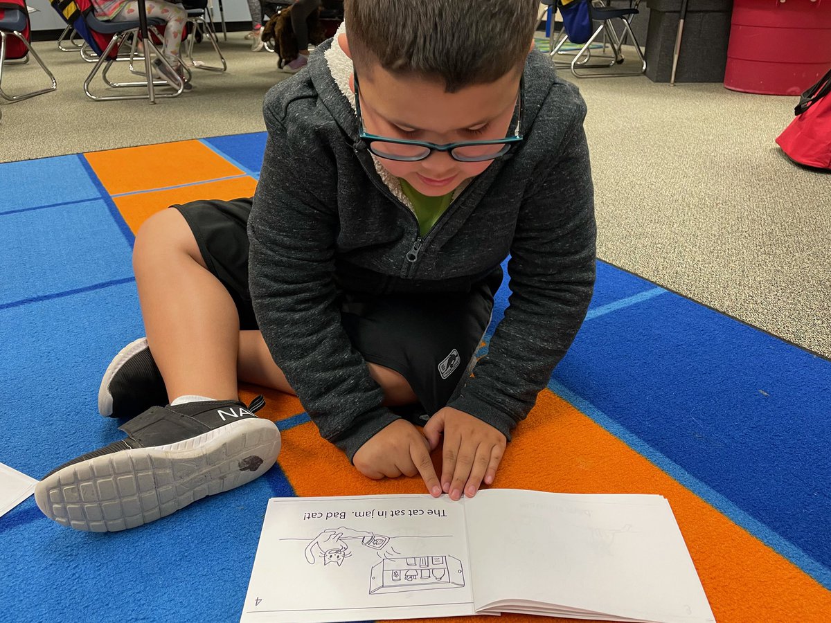 DweHolland's tweet photo. The kindergartners in Ms. Acosta’s class are reading and loving it! Our decodable Flyleaf readers are making confident readers and happy teachers here at DWE. 📚 @HumbleISD_DWE @Humble_ElemELA  @MsAcosta_DWE https://t.co/phbYuDiRFy
