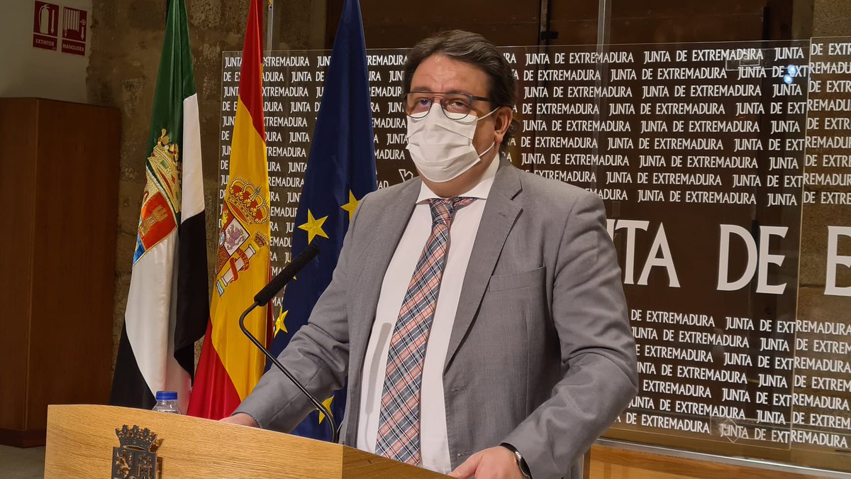 Junta_Ex's tweet photo. ⏩ Extremadura es la segunda comunidad autónoma con más población vacunada con al menos una dosis contra el #Covid19.

💉 Se seguirá vacunando todos los días de #SemanaSanta
 https://t.co/p6yv3Xnb9K https://t.co/d7wWjqoepB
