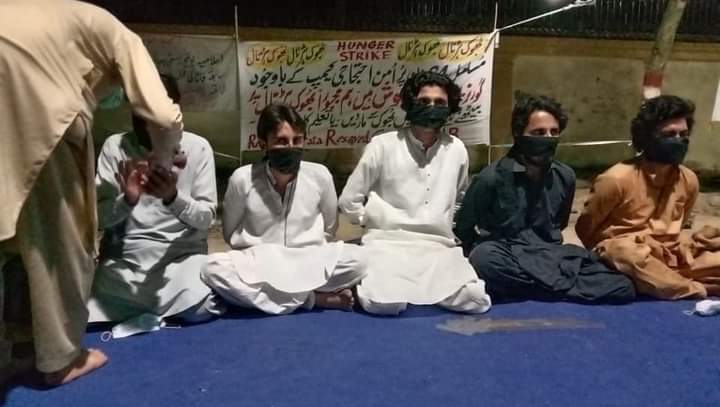 PakhtunN's tweet photo. Frm a few days d studnt f Ex.FATA sit-in infrnt f Gornr hous but yt v hv not recieved any response frm uni sid ,so v decided t strt  hunger strike ,nd inshallah or scramble wl continue ,today v decided th8 tommarow v wl started d Paidal lng mrch fm Bwp t lahr alng wd 250 stdnts https://t.co/ajfWO8uO0p