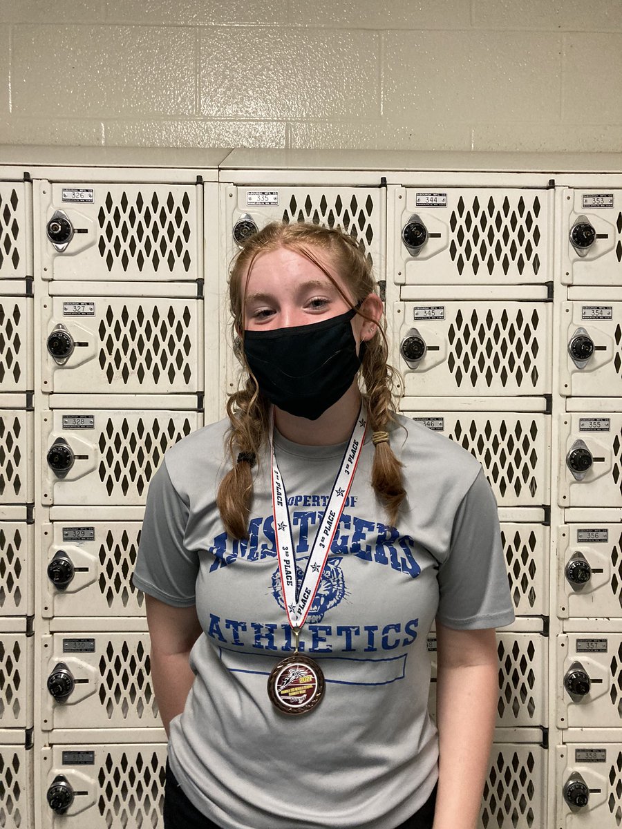 Congrats to Zoe W. for placing 3rd in 8th grade Girl’s Discus!!! Way to go Wessy!!!!! 🎉 <a href="/MichelleSmit121/">Michelle Smith</a> <a href="/celestajyoder/">Celesta Yoder</a> <a href="/Medeens528/">Coach Medina</a> <a href="/HumbleISD_AMS/">Atascocita Middle School</a>