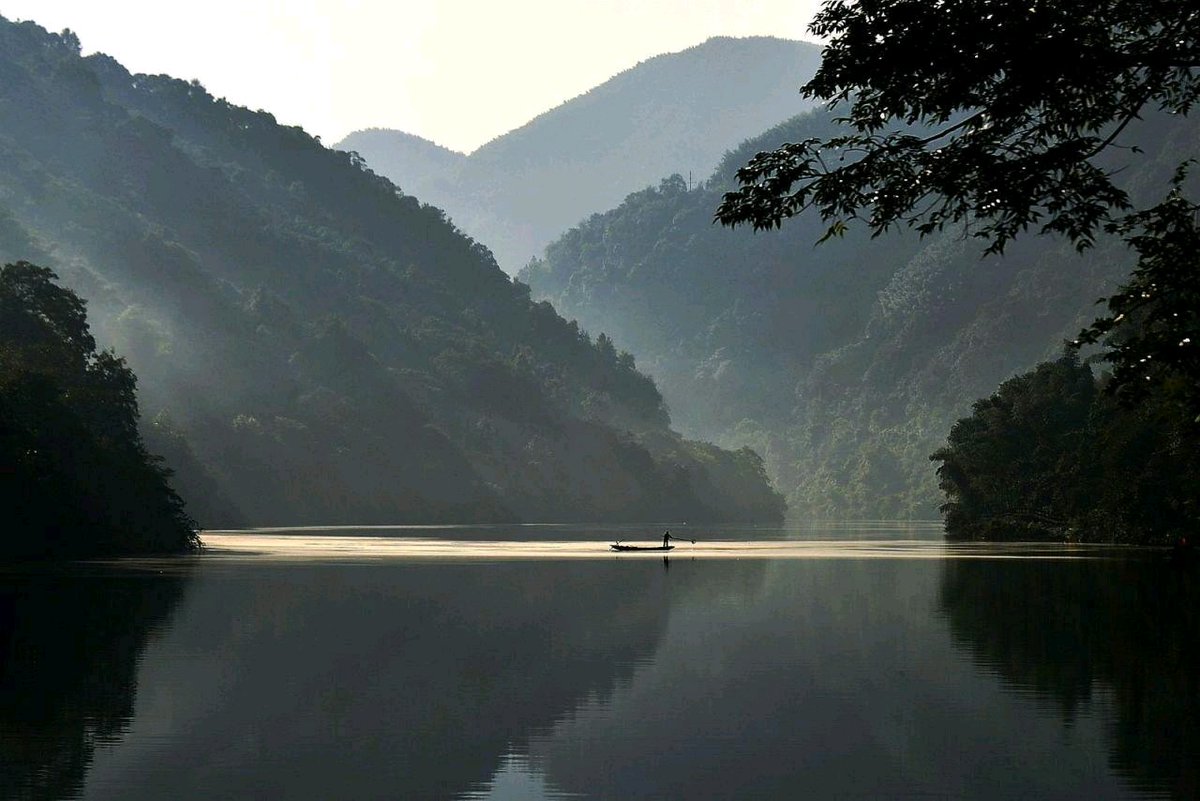 simontourcom's tweet image. The Misty Small Dongjiang River is in Chenzhou, Hunan Province. It is 12 km long and the water is so pure that you can drink it directly. Every May to October, the entire river seems like a wonderland. The best time to see the fog is from 06:30 to 08:30 and 17:30 to 19:30.