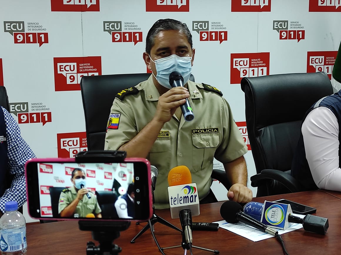 PoliciaEcuador's tweet photo. MEDIANTE RUEDA DE PRENSA

Junto con autoridades locales dimos a conocer el control que se mantendrá durante el feriado de Semana Santa, en #Esmeraldas

#CrnlWilliamVillarroel 
#ServirYProteger https://t.co/dft1tUALK8