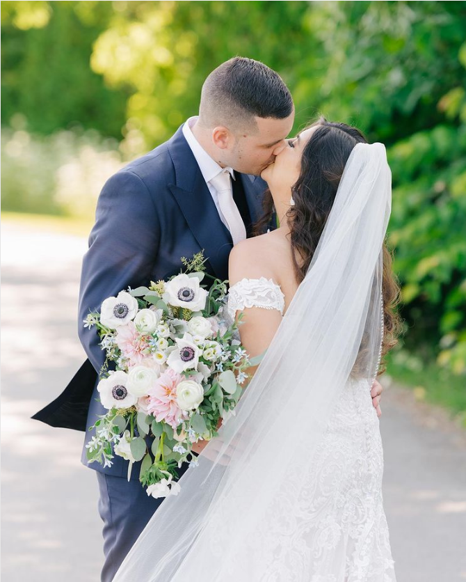 flower_trends's tweet photo. Bouquet Perfection!
.
#repost @ashtoncreative
When love 💗 and flowers 🌸 go hand in hand. 🥰
Photography: @cloud9photo
Floral Design: @ashtoncreative
Planning: @aa.weddings
Coordination: @eventsbywhim
Toronto Wedding Floral Design (@ashtoncreative) • https://t.co/bfVPWBpdCx https://t.co/fw41tA5Dsj