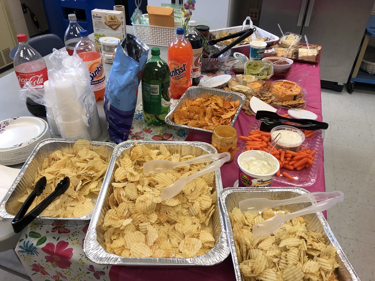 wresWildcats's tweet photo. WES was spoiled today! We received a sweet treat from a former Wildcat family and The Treat Shop! 😋🍩 Also our wonderful PTA went for a salty treat with Chips &amp; Dips! #ONCEaWildcatALWAYSaWildcat #WESptaRocks https://t.co/gVtZSU7mWT